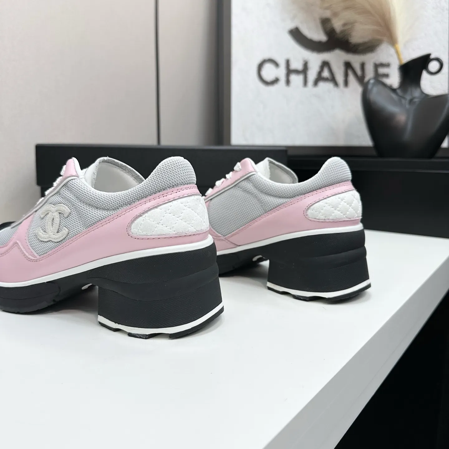 👟👟Ex-factory price 640👟👟Chanel Panda Shoes! 2025 counter's top casual sports shoes. This classic design; the upper is electro-embroidered with a variety of techniques; the outsole is fashionable and sporty; the unusual inclusion of a variety of color matching elements... The diversified mix and match is very good-looking and versatile, and can be used for leisure, fashion, sports, and outdoor... ꫛꫀꪝ Go➫ Materials: ❶Upper made of: original imported first-layer silk cowhide + original waterproof cloth + original first-layer cowhide ❷Inner lining: Original Yangli+wang ❸ Outsole based on: Original TPU combination outsole Counter boutique packaging complete set for women 35–41